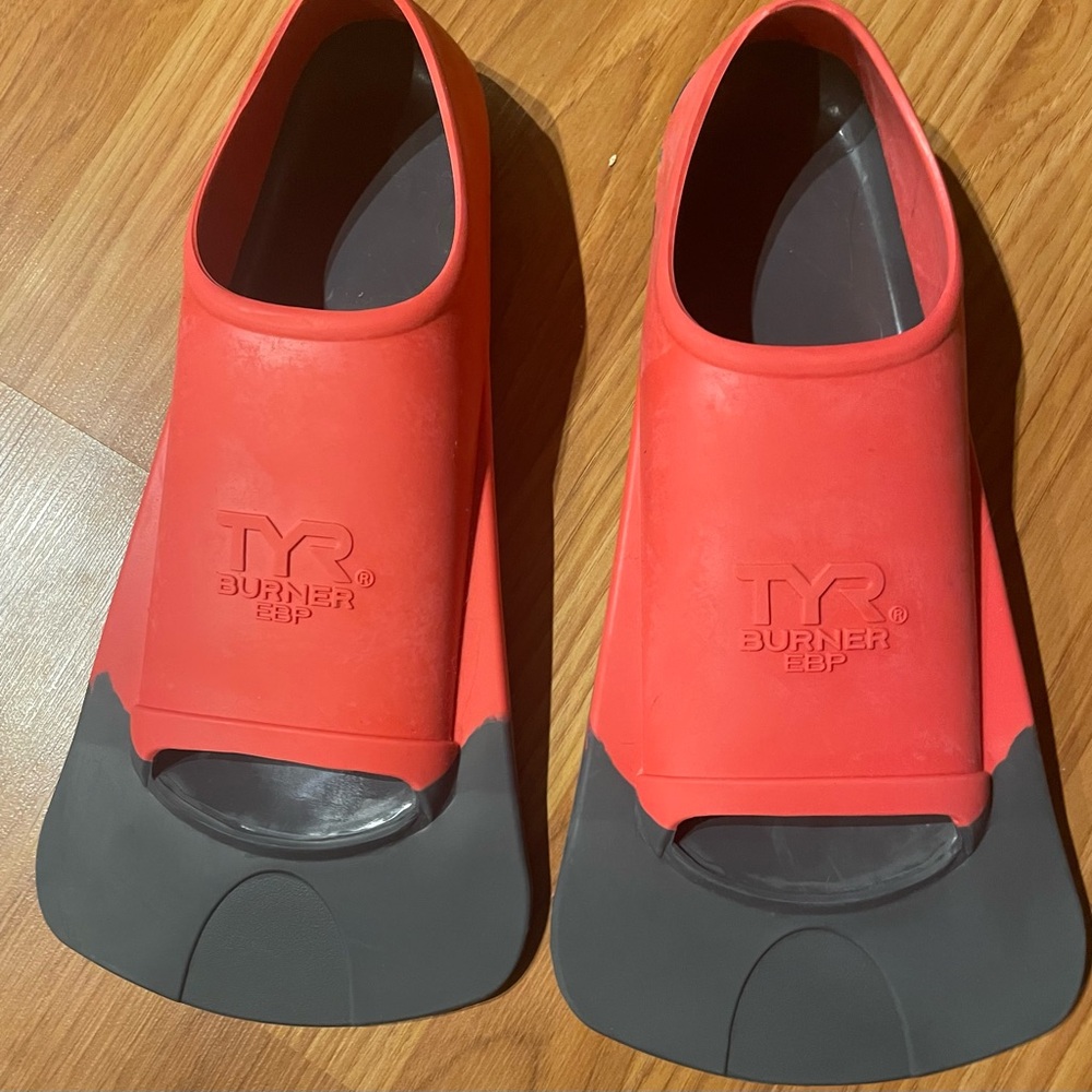 TYR Burner training swim fins. Like new condition.